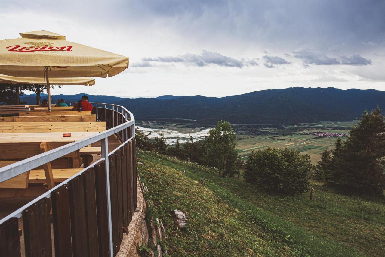 Dom Na Slivnici Bed & Breakfast Cerknica Ngoại thất bức ảnh